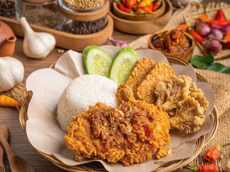 Paket Go Bujang Plus I Am Geprek Bensu di atas dulang