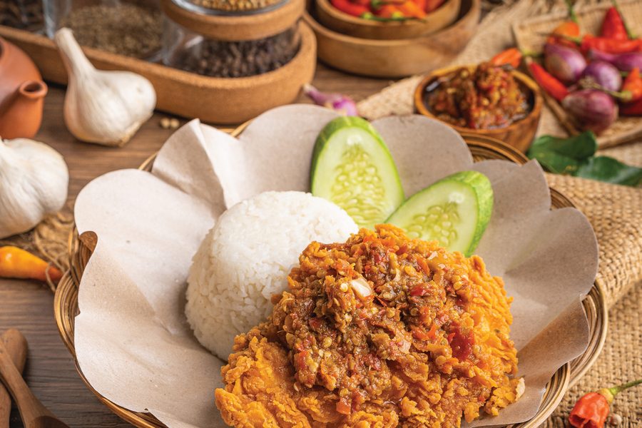 Paket Go Bujang I Am Geprek Bensu: nasi putih, ayam geprek dan sambal atas dulang beralas daun pisang
